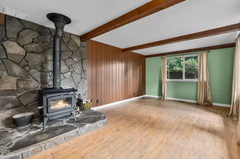 Living - 61180 Tapadera St, Bend, OR 97702 photo 3 of 4