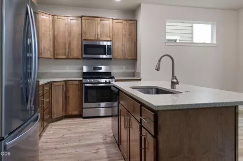 Kitchen - 61589 Alstrup Rd, Bend, OR 97702 photo 4 of 5