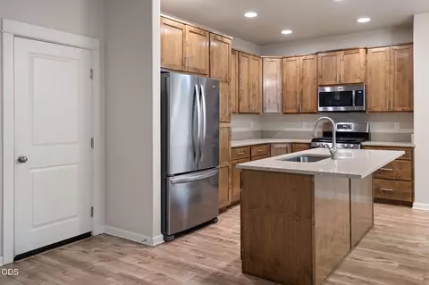 Kitchen - 61589 Alstrup Rd, Bend, OR 97702 photo 2 of 5