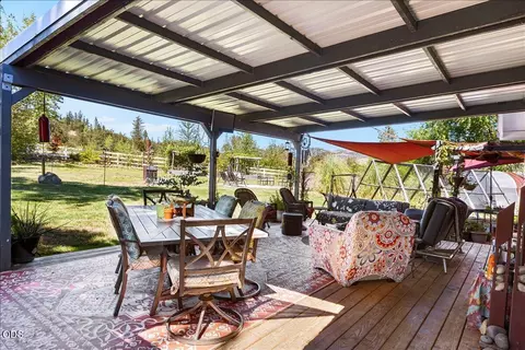 Exterior - 120 Hammel Rd, Eagle Point, OR 97524 photo 5 of 13