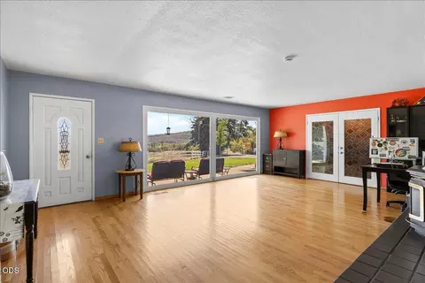 Living - 120 Hammel Rd, Eagle Point, OR 97524 photo 2 of 6