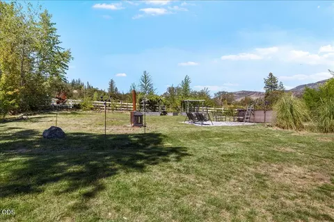 Exterior - 120 Hammel Rd, Eagle Point, OR 97524 photo 6 of 13