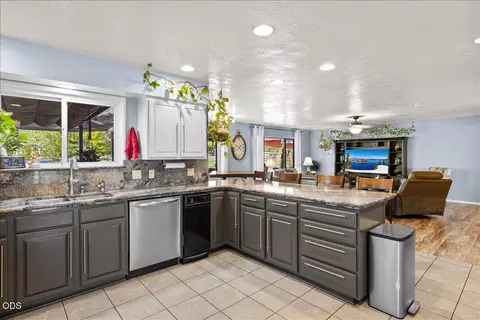 Kitchen - 120 Hammel Rd, Eagle Point, OR 97524 photo 4 of 4
