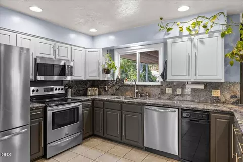 Kitchen - 120 Hammel Rd, Eagle Point, OR 97524 photo 3 of 4