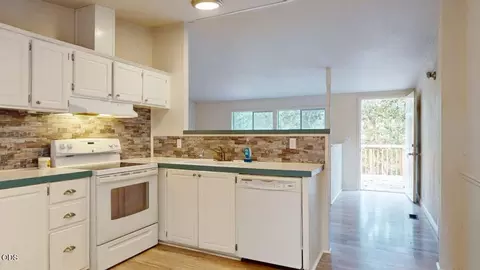 Kitchen - 1216 Summit Loop, Grants Pass, OR 97527 photo 2 of 3