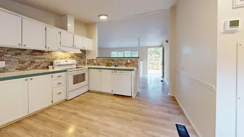 Kitchen - 1216 Summit Loop, Grants Pass, OR 97527 photo 3 of 3