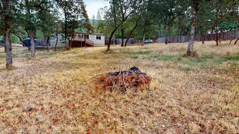 Exterior - 1216 Summit Loop, Grants Pass, OR 97527 photo 4 of 4