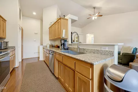 Kitchen - 545 N Heights Dr, Eagle Point, OR 97524 photo 2 of 4
