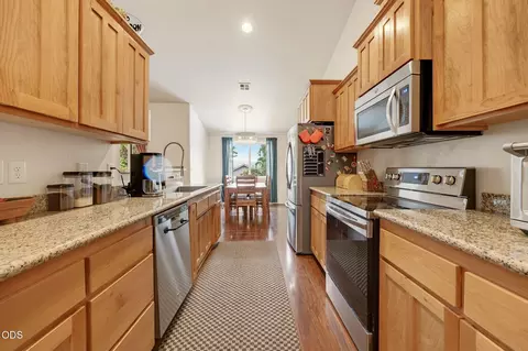 Kitchen - 545 N Heights Dr, Eagle Point, OR 97524 photo 4 of 4