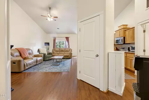 Entry Way - 545 N Heights Dr, Eagle Point, OR 97524 photo 3 of 4