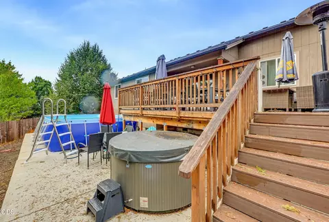 Exterior - 545 N Heights Dr, Eagle Point, OR 97524 photo 7 of 10