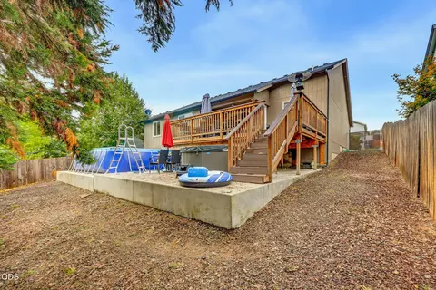 Exterior - 545 N Heights Dr, Eagle Point, OR 97524 photo 8 of 10