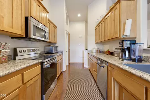 Kitchen - 545 N Heights Dr, Eagle Point, OR 97524 photo 3 of 4