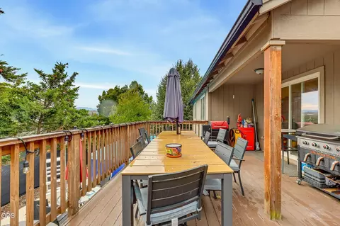 Exterior - 545 N Heights Dr, Eagle Point, OR 97524 photo 9 of 10