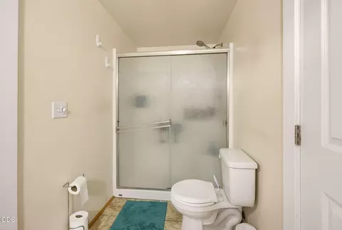 Bath - 545 N Heights Dr, Eagle Point, OR 97524 photo 1 of 3