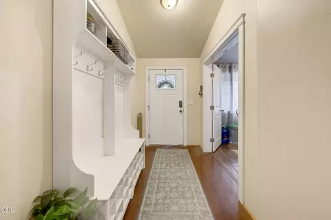 Entry Way - 545 N Heights Dr, Eagle Point, OR 97524 photo 2 of 4