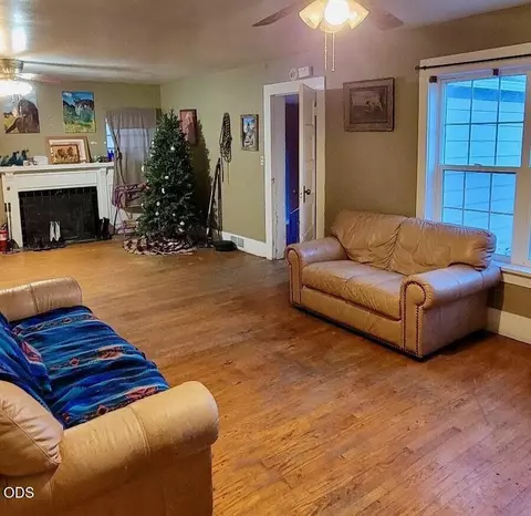 Living - 156 E Ash St, Union, OR 97883 photo 3 of 5