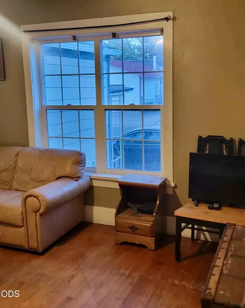 Living - 156 E Ash St, Union, OR 97883 photo 5 of 5