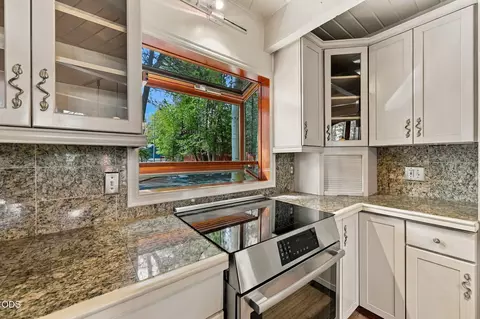 Kitchen - 56222 Solar Dr, Bend, OR 97707 photo 3 of 4