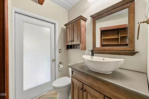 Bath - 56222 Solar Dr, Bend, OR 97707 photo 3 of 3