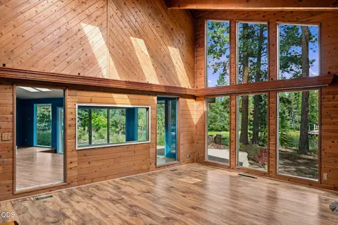Living - 56222 Solar Dr, Bend, OR 97707 photo 5 of 6