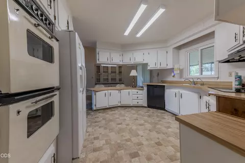 Kitchen - 8290 Evans Creek Rd, Rogue River, OR 97537 photo 1 of 2