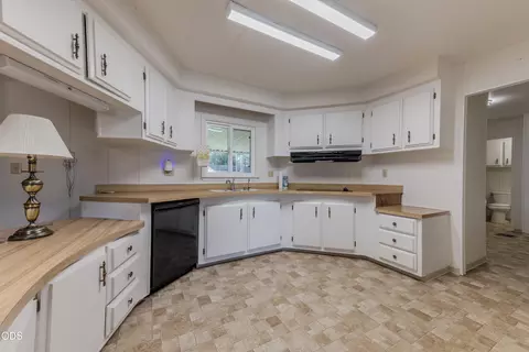 Kitchen - 8290 Evans Creek Rd, Rogue River, OR 97537 photo 2 of 2
