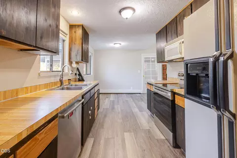 Kitchen - 19487 Baker Rd, Bend, OR 97702 photo 2 of 3