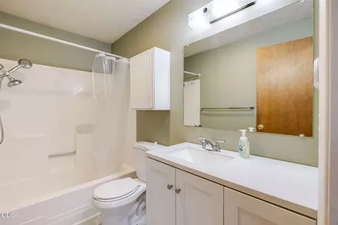 Bath - 19487 Baker Rd, Bend, OR 97702 photo 4 of 4