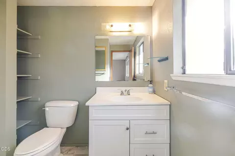 Bath - 19487 Baker Rd, Bend, OR 97702 photo 2 of 4