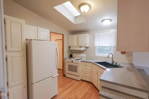 Kitchen - 110 Mason Rd, Eagle Point, OR 97524 photo 1 of 1