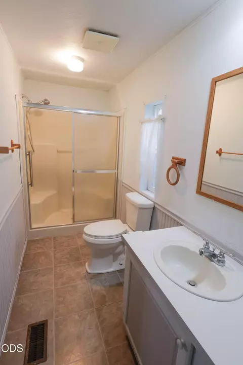 Bath - 110 Mason Rd, Eagle Point, OR 97524 photo 1 of 2