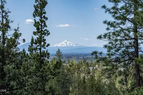 3341 NW Panorama Dr, Bend, OR 97703 photo 2