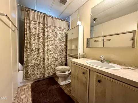 Bath - 3592 E Lake Ave, Chiloquin, OR 97624 photo 1 of 3