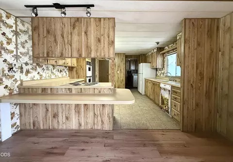 Kitchen - 3592 E Lake Ave, Chiloquin, OR 97624 photo 1 of 4