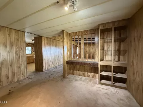 Living - 3592 E Lake Ave, Chiloquin, OR 97624 photo 3 of 4