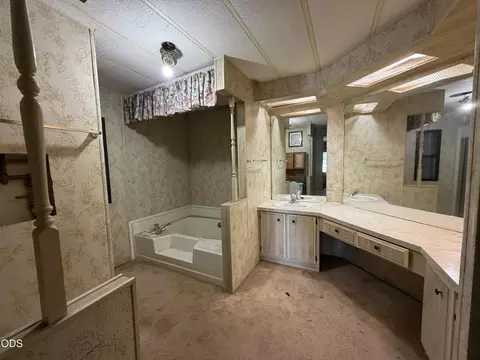 Bath - 3592 E Lake Ave, Chiloquin, OR 97624 photo 2 of 3