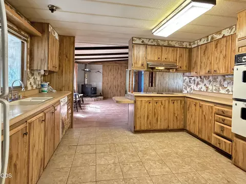 Kitchen - 3592 E Lake Ave, Chiloquin, OR 97624 photo 4 of 4