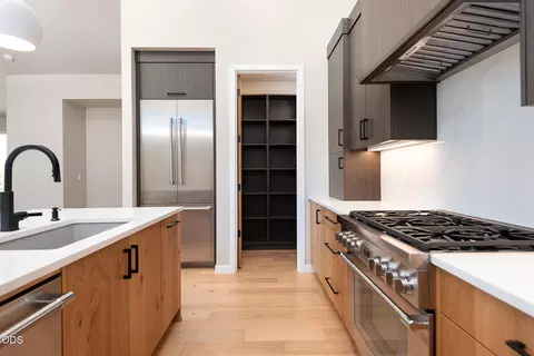 Kitchen - 19332 Outrider Loop, Bend, OR 97702 photo 4 of 6