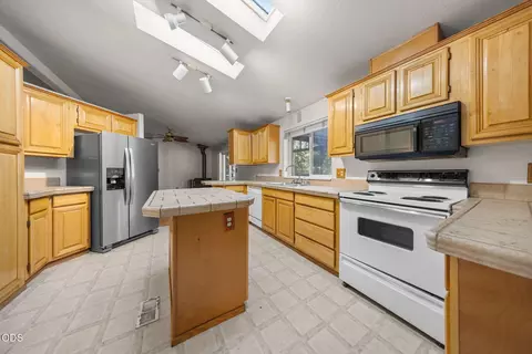 Kitchen - 52747 Ammon Rd, La Pine, OR 97739 photo 2 of 3