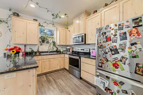 Kitchen - 400 Oak St, Phoenix, OR 97535 photo 4 of 4
