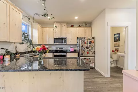 Kitchen - 400 Oak St, Phoenix, OR 97535 photo 2 of 4