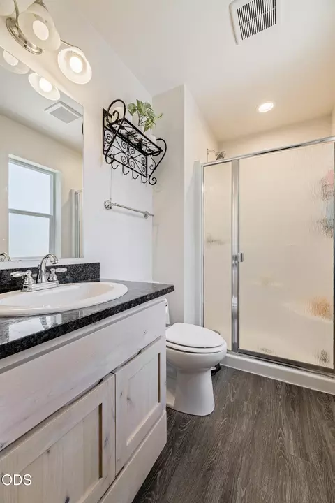 Bath - 400 Oak St, Phoenix, OR 97535 photo 2 of 3