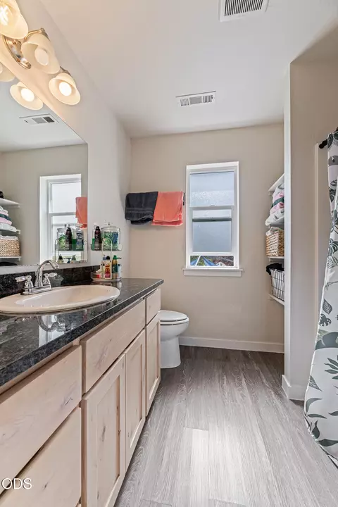 Bath - 400 Oak St, Phoenix, OR 97535 photo 1 of 3