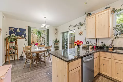 Kitchen - 400 Oak St, Phoenix, OR 97535 photo 3 of 4