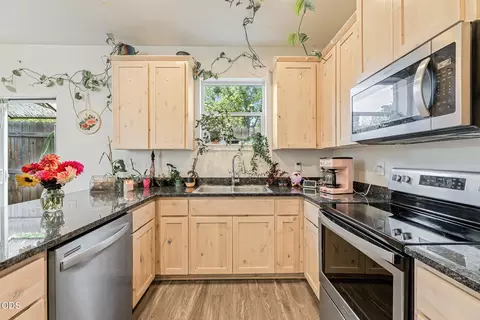 Kitchen - 400 Oak St, Phoenix, OR 97535 photo 1 of 4