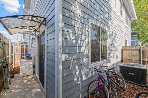 Exterior - 400 Oak St, Phoenix, OR 97535 photo 2 of 4