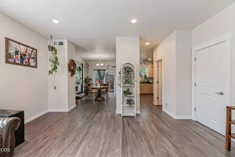 Entry Way - 400 Oak St, Phoenix, OR 97535 photo 1 of 2