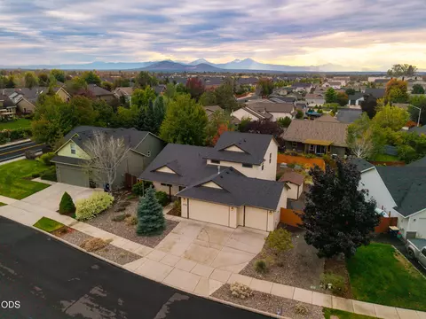 2829 NW 19th St, Redmond, OR 97756