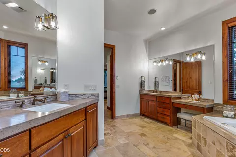 Bath - 22155 Rickard Rd, Bend, OR 97702 photo 2 of 5